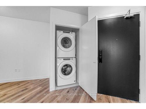 715-395 Dundas St W, Oakville, ON - Indoor Photo Showing Laundry Room