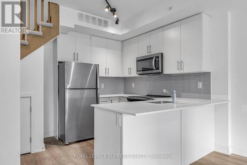 5 - 3473 Widdicombe Way, Mississauga, ON - Indoor Photo Showing Kitchen