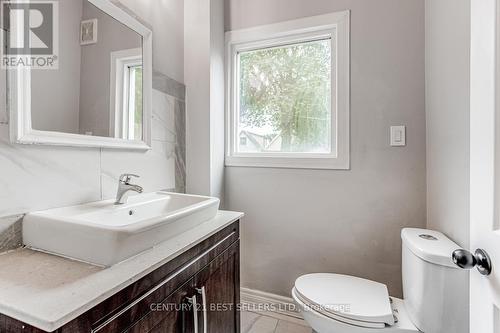 28 Francis Street, Hamilton, ON - Indoor Photo Showing Bathroom