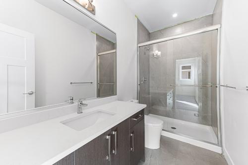 102-1715 Fairford Drive, Penticton, BC - Indoor Photo Showing Bathroom