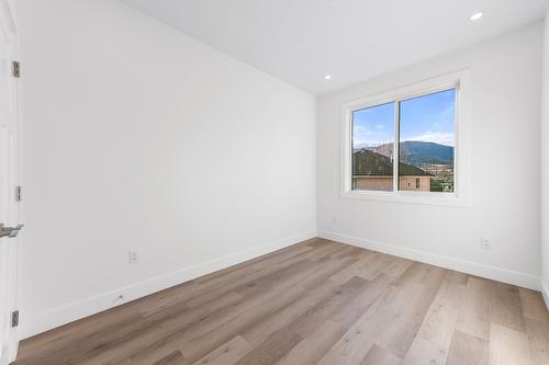 102-1715 Fairford Drive, Penticton, BC - Indoor Photo Showing Other Room