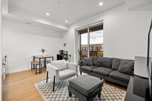 412-660 Cawston Avenue, Kelowna, BC - Indoor Photo Showing Living Room