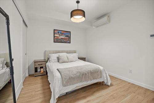 412-660 Cawston Avenue, Kelowna, BC - Indoor Photo Showing Bedroom