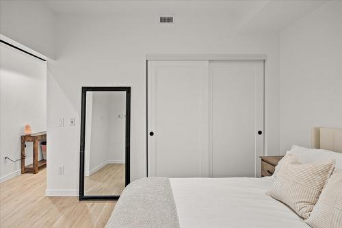 412-660 Cawston Avenue, Kelowna, BC - Indoor Photo Showing Bedroom