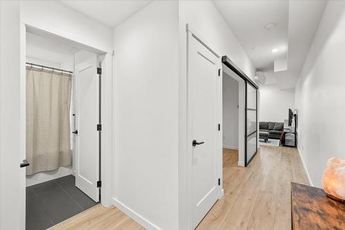 412-660 Cawston Avenue, Kelowna, BC - Indoor Photo Showing Other Room