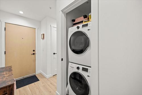 412-660 Cawston Avenue, Kelowna, BC - Indoor Photo Showing Laundry Room