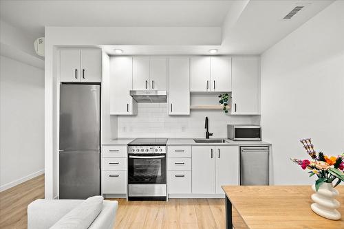 412-660 Cawston Avenue, Kelowna, BC - Indoor Photo Showing Kitchen With Stainless Steel Kitchen