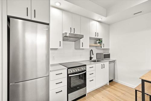 412-660 Cawston Avenue, Kelowna, BC - Indoor Photo Showing Kitchen