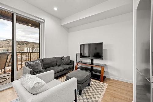 412-660 Cawston Avenue, Kelowna, BC - Indoor Photo Showing Living Room