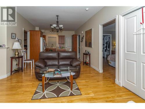 4433 Gordon Drive Unit# 117, Kelowna, BC - Indoor Photo Showing Living Room