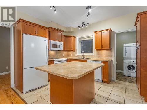 4433 Gordon Drive Unit# 117, Kelowna, BC - Indoor Photo Showing Kitchen