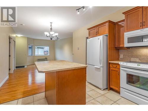 4433 Gordon Drive Unit# 117, Kelowna, BC - Indoor Photo Showing Kitchen