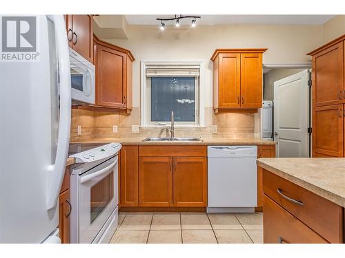 4433 Gordon Drive Unit# 117, Kelowna, BC - Indoor Photo Showing Kitchen With Double Sink