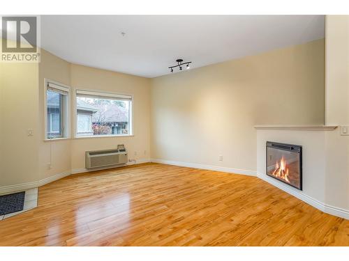 4433 Gordon Drive Unit# 117, Kelowna, BC - Indoor Photo Showing Living Room With Fireplace