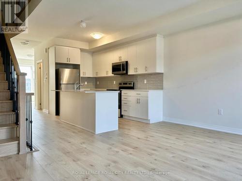 11 Cherry Hill Lane, Barrie, ON - Indoor Photo Showing Kitchen