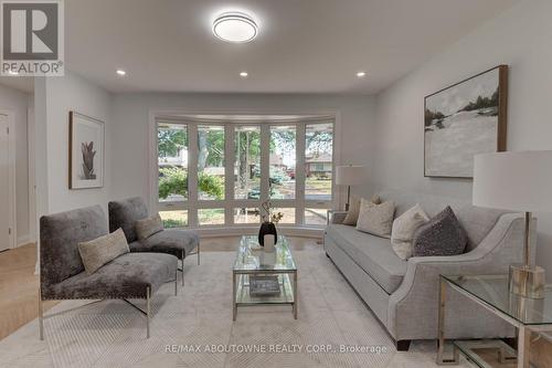 2435 Cyprus Avenue, Burlington, ON - Indoor Photo Showing Living Room