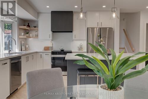 2435 Cyprus Avenue, Burlington, ON - Indoor Photo Showing Kitchen With Upgraded Kitchen