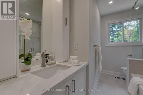 2435 Cyprus Avenue, Burlington, ON - Indoor Photo Showing Bathroom