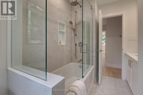 2435 Cyprus Avenue, Burlington, ON - Indoor Photo Showing Bathroom