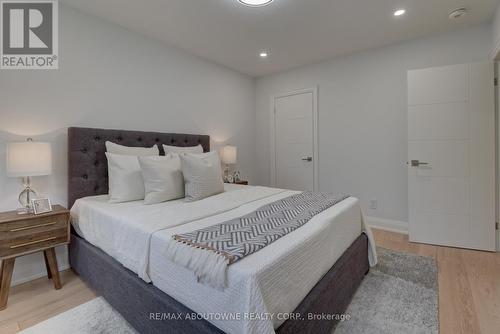 2435 Cyprus Avenue, Burlington, ON - Indoor Photo Showing Bedroom