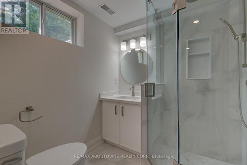 2435 Cyprus Avenue, Burlington, ON - Indoor Photo Showing Bathroom