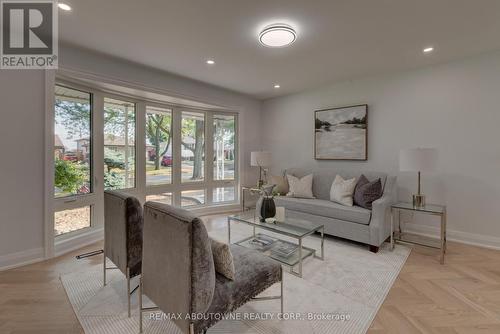 2435 Cyprus Avenue, Burlington, ON - Indoor Photo Showing Living Room