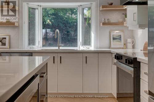 2435 Cyprus Avenue, Burlington, ON - Indoor Photo Showing Kitchen