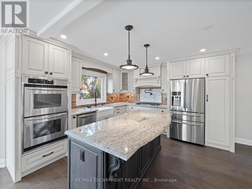 1400 Stationmaster Lane, Oakville, ON - Indoor Photo Showing Kitchen With Upgraded Kitchen