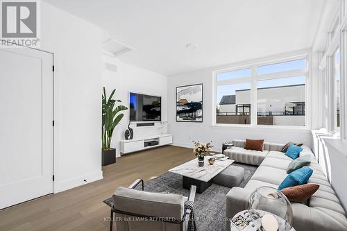 20 - 15 Lou Parsons Way, Mississauga, ON - Indoor Photo Showing Living Room