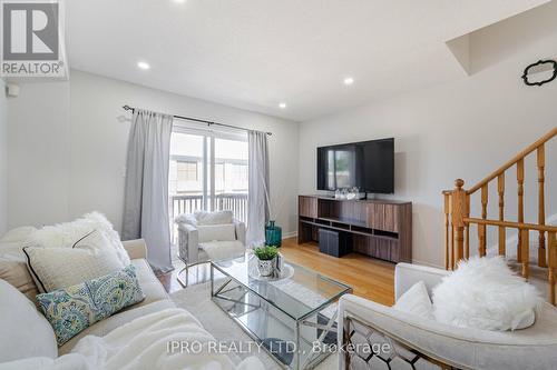 3356 Redpath Circle, Mississauga, ON - Indoor Photo Showing Living Room