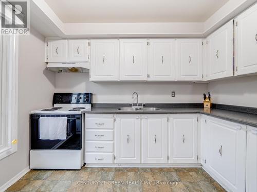 40 Primrose Crescent, Brampton, ON - Indoor Photo Showing Kitchen With Double Sink