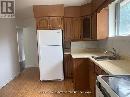 Upper - 23 Avondale Boulevard, Brampton, ON - Indoor Photo Showing Kitchen