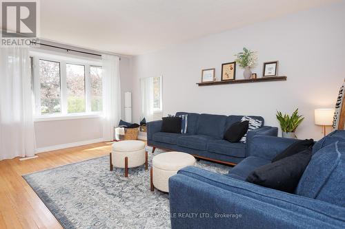 8 Roselyn Court, Kawartha Lakes (Lindsay), ON - Indoor Photo Showing Living Room