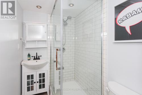 8 Roselyn Court, Kawartha Lakes (Lindsay), ON - Indoor Photo Showing Bathroom