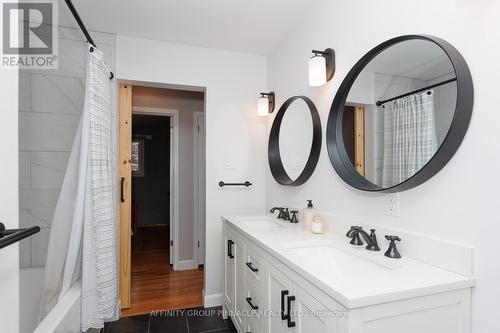 8 Roselyn Court, Kawartha Lakes (Lindsay), ON - Indoor Photo Showing Bathroom