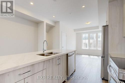 1331 Kaniv Street, Oakville, ON - Indoor Photo Showing Kitchen With Double Sink With Upgraded Kitchen