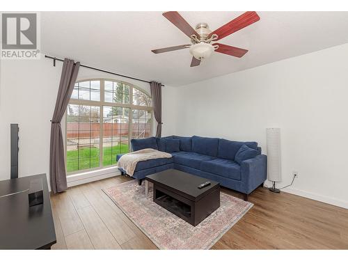 2285 Rosedale Avenue, Armstrong, BC - Indoor Photo Showing Living Room