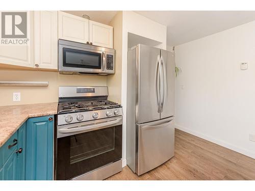 2285 Rosedale Avenue, Armstrong, BC - Indoor Photo Showing Kitchen