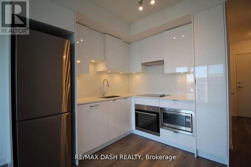 2502 - 99 Broadway Avenue, Toronto, ON - Indoor Photo Showing Kitchen With Upgraded Kitchen