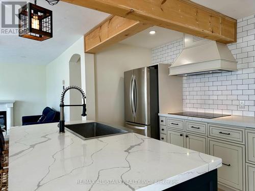 721 Hiawatha Line, Otonabee-South Monaghan, ON - Indoor Photo Showing Kitchen