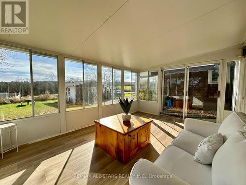 721 Hiawatha Line, Otonabee-South Monaghan, ON - Indoor Photo Showing Living Room