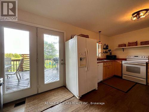 721 Hiawatha Line, Otonabee-South Monaghan, ON - Indoor Photo Showing Kitchen