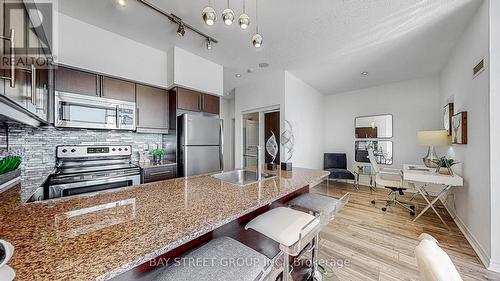 721 - 2885 Bayview Avenue, Toronto, ON - Indoor Photo Showing Kitchen