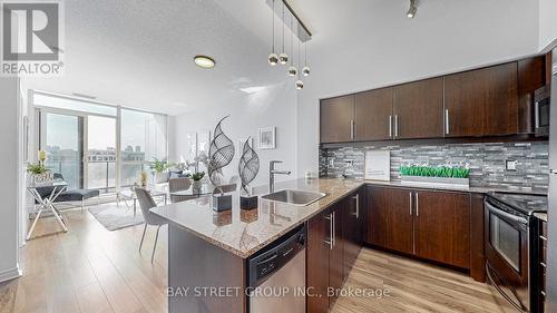 721 - 2885 Bayview Avenue, Toronto, ON - Indoor Photo Showing Kitchen With Upgraded Kitchen