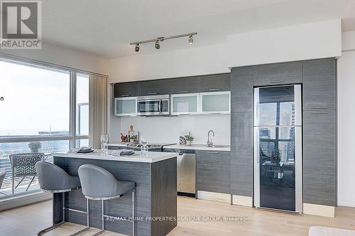 5202 - 386 Yonge Street, Toronto, ON - Indoor Photo Showing Dining Room