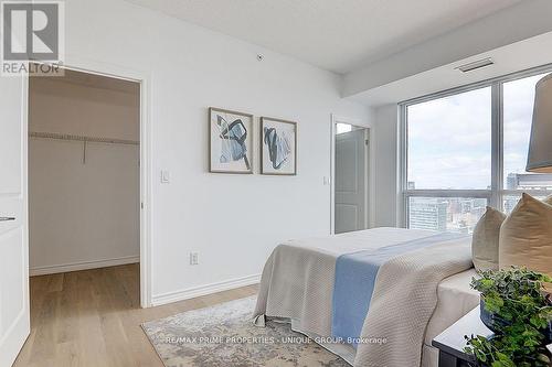 5202 - 386 Yonge Street, Toronto, ON - Indoor Photo Showing Bedroom