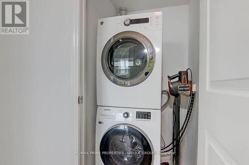 5202 - 386 Yonge Street, Toronto, ON - Indoor Photo Showing Laundry Room