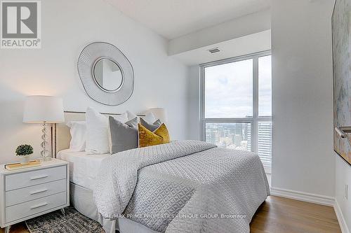 5202 - 386 Yonge Street, Toronto, ON - Indoor Photo Showing Bedroom