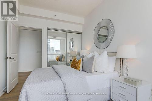 5202 - 386 Yonge Street, Toronto, ON - Indoor Photo Showing Bedroom