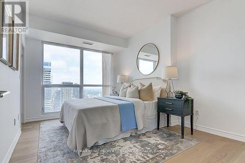 5202 - 386 Yonge Street, Toronto, ON - Indoor Photo Showing Bedroom